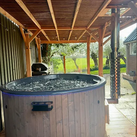 De Binnengouw Incl Hottub 度假居